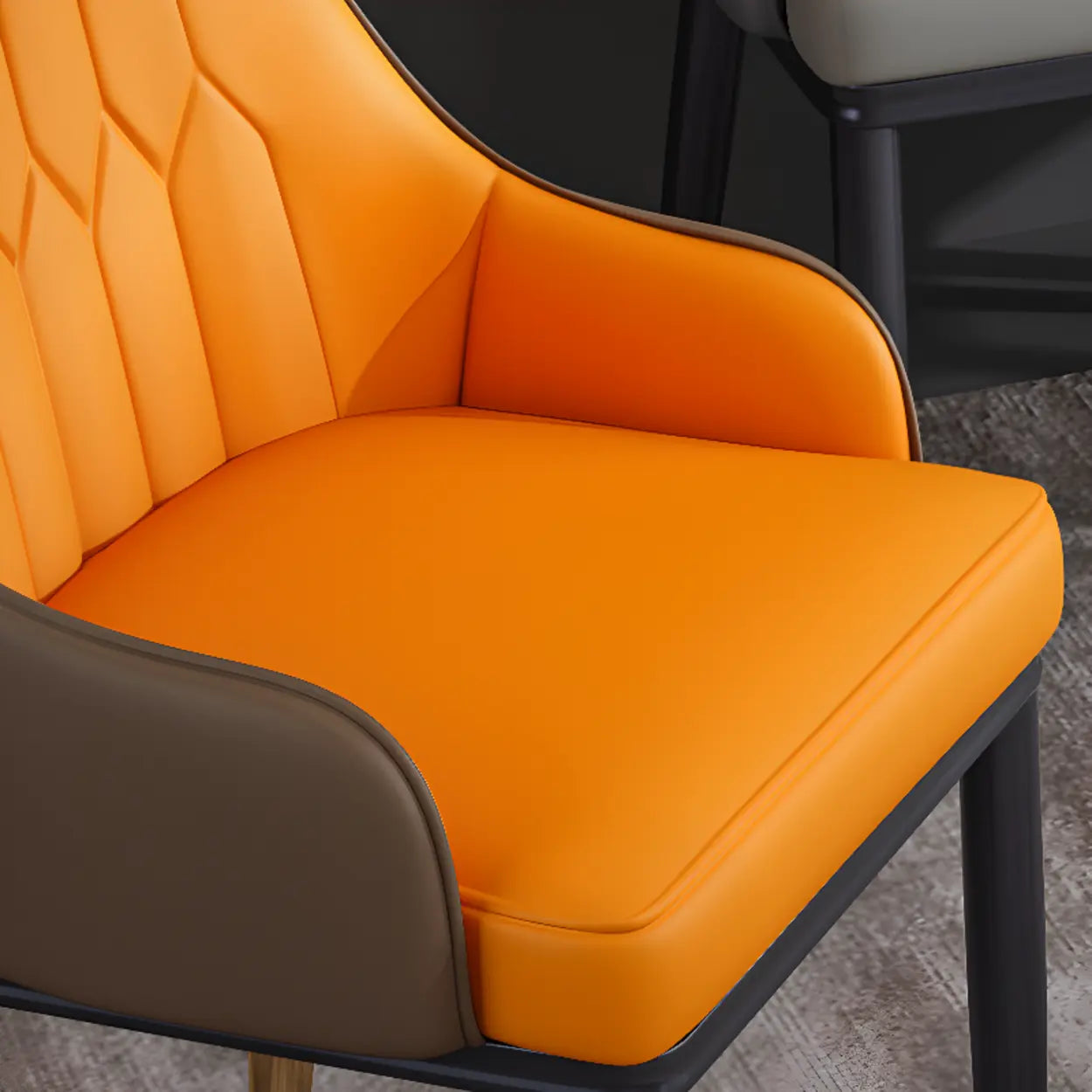 Moderne Eetkamerstoel met Armleuningen in Kunstleer en Zwarte Metalen Poten met Goud Detail | Restfield